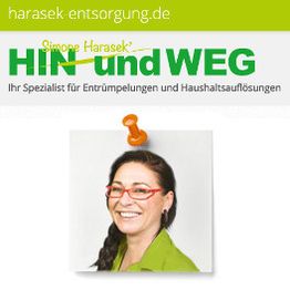 Portrait einer lächelnden Frau mit roter Brille, Grün gekleidet, auf einer Webseite für Entrümpelung.