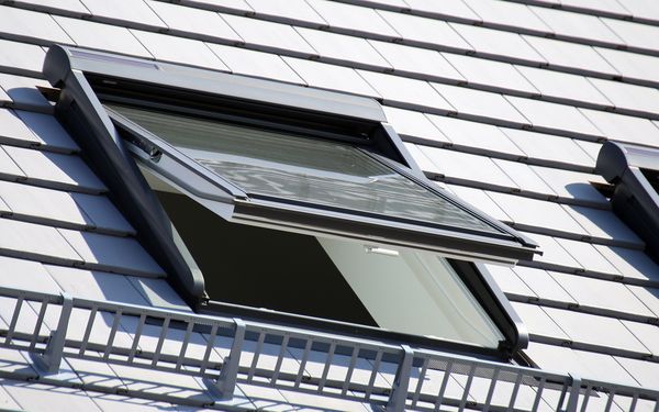Sicherheitsstandards und -innovationen bei Dachfenstern: Was Bauunternehmen wissen müssen