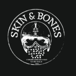 Logotipo de "Skin & Bones" con casco y gafas de piloto en fondo negro. Texto en blanco.