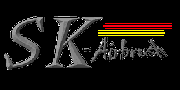 Logo mit SK-Airbrush-Text, drei Linien oben in Schwarz, Rot, Gelb.