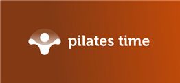 Logo mit weißer Figur und Schriftzug "pilates time" auf orangefarbenem Hintergrund.