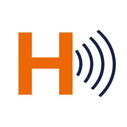 Orangefarbenes "H" mit blauen Wellenlinien rechts auf weißem Hintergrund.