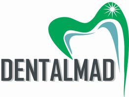 Logo de Dentalmad: diseño de diente verde con destello y texto en letras gris oscuras.