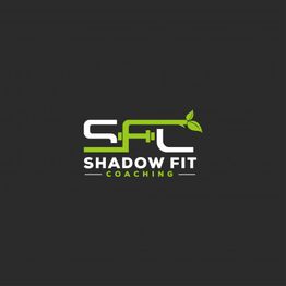 Logo: "Shadow Fit Coaching", Hantelsymbol mit Blättern auf dunklem Hintergrund.