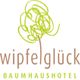 Logo des Wipfelglück Baumhaushotels mit stilisiertem Baum in Grün.