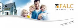 Familie lächelt vor einem Haus, daneben FALC Immobilien Logo und Slogan "Mehr geht nicht!".