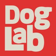 Texto "Dog Lab" em bege sobre fundo vermelho.
