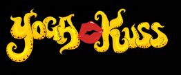 Gelbe Schrift "Yoga Kuss" auf Schwarz, das "o" ist ein roter Kussmund.