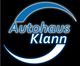 Logo des Autohauses Klann mit blauem und weißem Bogen auf schwarzem Hintergrund.