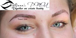 Frau mit gestylten Augenbrauen, Logo von Tatjana's PMU oben links im Bild.