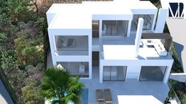 Casa moderna blanca con terrazas y grandes ventanales, rodeada de vegetación.