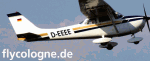 Kleines Flugzeug im Flug mit der Aufschrift "flycologne.de" und Kennzeichen "D-EEEE".