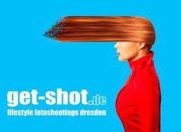 Frau im roten Mantel mit verwischten Haaren, Text: "get-shot.de lifestyle fotoshootings dresden".