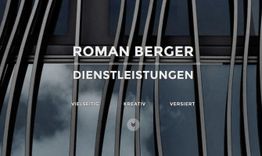 Moderne Fensterfront mit dem Text "Roman Berger Dienstleistungen: vielseitig, kreativ, versiert".