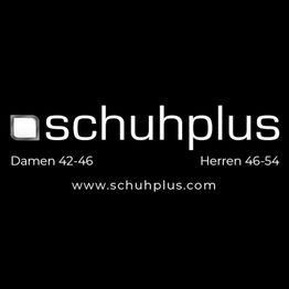 Logo von Schuhplus. Damen: Größen 42-46, Herren: Größen 46-54. Webseite: www.schuhplus.com