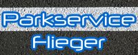 Text "Parkservice Flieger" auf Asphaltstruktur in Blau und Weiß.