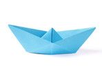Blaues Origami-Papierboot auf weißem Hintergrund.