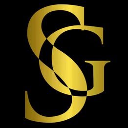 Letra dorada estilizada "SG" sobre fondo negro.