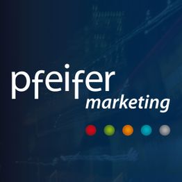 Logo von Pfeifer Marketing mit fünf bunten Punkten auf blauem Hintergrund.