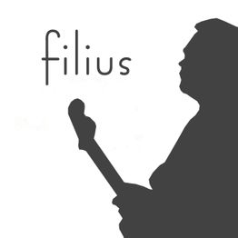 Schattenriss einer Person mit Gitarre, daneben der Schriftzug "filius" in einfacher Schrift.