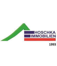 Logo von Hoschka Immobilien mit grünem Dach und Streifen in Blau und Rot, Jahr 1993.