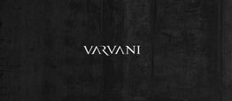 Schwarzer Hintergrund mit dem weißen Text "VARVANI" in der Mitte.