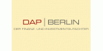 Logo von DAP Berlin mit Slogan "Der Finanz- und Investmentlotsen" auf beigem Hintergrund.
