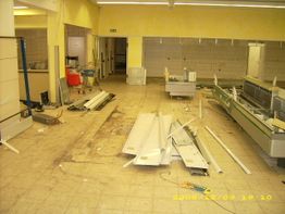 Leerer Raum mit Baumaterialien, abgebauten Regalen und Fliesenboden, Aufnahme von 2008.