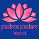 Logotipo rosa de flor de lótus com texto: "padma padam hostel" em fundo azul.