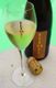 Weinglas und Flasche mit Sekt am Pool.