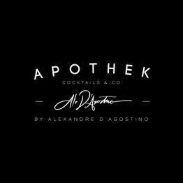 Logotipo da Apothek Cocktails & Co. com assinatura de Alexandre D'Agostino em fundo preto.
