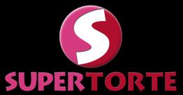 Logo mit großem, weißen "S" auf rotem Kreis und dem Wort "SUPERTORTE" in pinken Buchstaben.