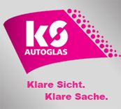 Logo von KS Autoglas in Pink mit dem Slogan „Klare Sicht. Klare Sache.“ auf grauem Hintergrund.