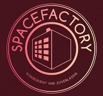 Logo mit Text "SPACEFACTORY", Gebäude-Icon und Slogan "KONSEQUENT UND ZUVERLÄSSIG".