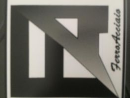 Logo in bianco e nero con lettere stilizzate e scritta "FerroAcciaio" sul lato destro.