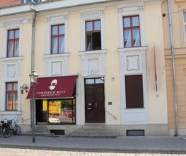 Salon, Außenansicht vom Luisenplatz