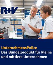 Zwei Männer betrachten Dokumente in einer Fabrikhalle, Text: "UnternehmensPolice für KMU".