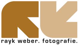 Abstraktes Logo mit braunen Pfeilen und Text "rayk weber. fotografie." darunter.
