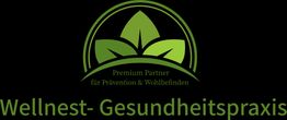 Grünes Logo mit Blättern und Schrift: "Wellnest-Gesundheitspraxis, Prävention & Wohlbefinden".