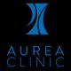 Logotipo azul de "Aurea Clinic" con diseño geométrico sobre fondo negro.