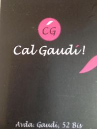 Tarjeta negra con texto "Cal Gaudí" y dirección "Avda. Gaudí, 52 Bis" en blanco y rosa.