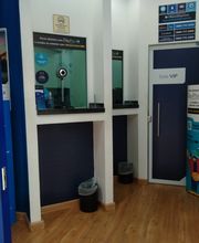 Sala pequena com caixas de atendimento, gavetas de depósito e porta com placa "Sala VIP".