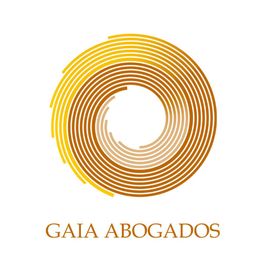 Logo de Gaia Abogados con un círculo de líneas amarillas y marrones. Texto: "GAIA ABOGADOS".