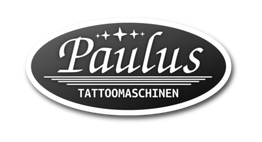 Ovales Logo: "Paulus Tattoomaschinen" mit Sternsymbolen.