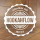 Logo mit der Aufschrift "Hookahflow", Shisha-Onlineshop seit 2014, auf Holz-Hintergrund.