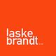Weiße Schrift "laske brandt" auf orangem Hintergrund.