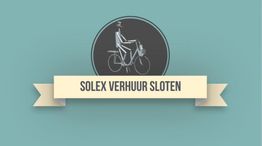 Logo met figuur op een Solex en tekst "Solex Verhuur Sloten" op een groenblauwe achtergrond.