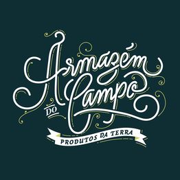 Texto cursivo: "Armazém do Campo - Produtos da Terra" em fundo verde escuro.