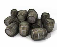 Holzfässer liegen unordentlich aufeinander gestapelt.