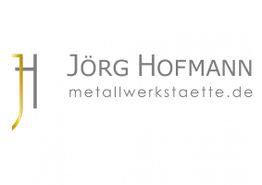 Logo von Jörg Hofmann Metallwerkstätte mit stilisiertem "JH" in Gold und Grau.